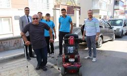 Arızalanan engelli aracını öğretmen ve öğrenciler tamir etti