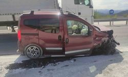 D100’de hafif ticari araç bariyerlere çarptı: 1 yaralı