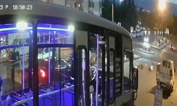 İki kişinin yaralandığı kaza anı güvenlik kamerasına yansıdı