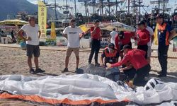 İngiliz paraşütçü plaja çakıldı, yardımına jandarma koştu