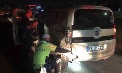 Tekirdağ’da iki otomobil çarpıştı: Tekeri sıkışan sürücüye polis yardım etti