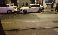 Direksiyon hakimiyetini kaybeden sürücü park halindeki araçlara çarptı