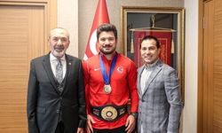 Dünya şampiyonu Cengiz ile Başkan Eroğlu’ndan MHP’ye ziyaret