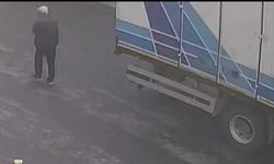 Geri giden kamyonun altında kalan yaşlı adam hayatını kaybetti: Kaza kameraya yansıdı