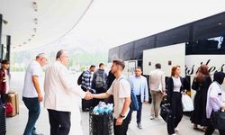 Öğrencilerini otogarda karşılayan rektör, yurda üniversitenin otobüsüyle gitmelerini sağladı
