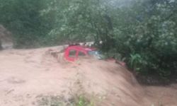 Ardeşen'de  şiddetli yağış, 2 araç sele kapıldı