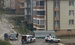Sağanak o ilçeyi göle çevirdi, çoğu araç bozuk yollarda çukurlara düştü