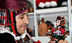 Türkmen giysili Damal bebeklerini 46 yıldır üretiyor