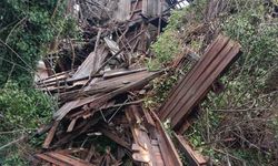 Alaplı’da fırtına nedeniyle 100 yıllık ahşap ev yıkıldı