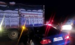 Dönüş yapan kamyona çarpan otomobilin sürücüsü yaralandı