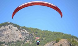 Fethiye’de sağlık personelleri yamaç paraşütü yaptı, Türk bayrağı açtı