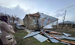 Fırtınada evlerinin çatısı uçan aile deprem zannederek kendilerini dışarı attı