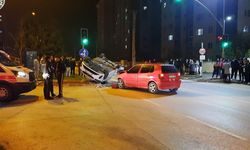İki otomobil kavşakta çarpıştı: 2 yaralı