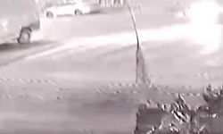 Ataşehir’de hafif ticari araç ile motosikletin kafa kafaya çarpıştığı kaza kamerada