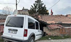 Ataşehir’de hafif ticari araç müstakil eve girdi
