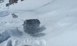 Karda mahsur kalan araç ve içindekiler kurtarıldı