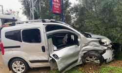 Serik’te iki otomobil çarpıştı, anne ve oğlu yaralandı
