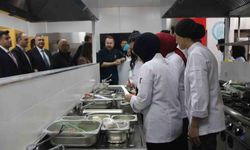 Ünlü gastronomi şefi üniversite öğrencileriyle yemek yaptı