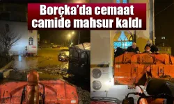 Borçka’da sel hasara neden oldu, cemaat camide mahsur kaldı