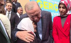 Cumhurbaşkanı Erdoğan, miting sonrası yaşlı teyze ile sohbet etti