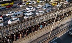 İstanbul’da metrobüs kuyruğundaki zorlu yolculuklar devam ediyor