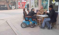 Tekerlekli sandalyesiyle kapı kapı gezip oy istiyor