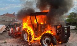 Alev alev yanan traktör demir yığınına döndü