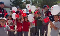 Amasya’da jandarmalar öğrencilere bayram sevinci yaşattı