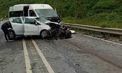Arnavutköy’de minibüs ile otomobil kafa kafaya çarpıştı: 1 ölü, 7 yaralı