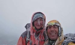 Bahar ayında Ağrı Dağı’na çıkan dağcıların yüzü buz tuttu