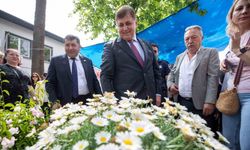 İzmir’in geleneksel festivaliyle Bayındır’da yine çiçekler açtı