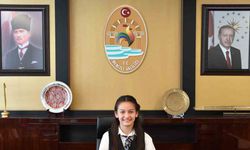 Vali Coşkun makamını 7. sınıf öğrencisi Zeynep’e devretti
