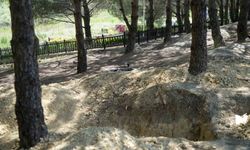 Arnavutköy’de defineciler şehit mezarlığının etrafını delik deşik etti