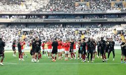 Beşiktaş ve Hataysporlu futbolcular, tribünleri birlikte selamladı