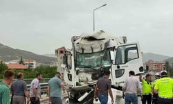 Burdur’da tıra arkadan çarpan kamyon sürücüsü yaralandı