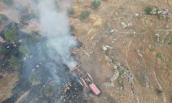 Çiftçinin yangınla amansız mücadelesi dron kamerasına yansıdı