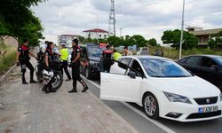Edirne’de dur ihtarına uymadılar: Otomobilden uyuşturucu attılar