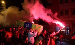 Fenerbahçe bayraklı tabutla şampiyonluğu kutladılar