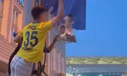 Fenerbahçe taraftarlarından Ali Koç’un afişlerine saldırı