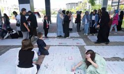 Filistin için bir araya gelen kadınlar ve çocuklar duygularını beyaz çarşaflara yazdı