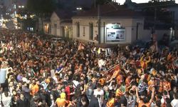 Galatasaraylı taraftarlar şampiyonluğun ardından Taksim’e akın etti