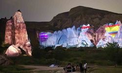 Kapadokya’nın tarihi peribacalarına yansıtıldı