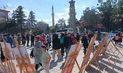 Kursiyerlerin yaptığı resimleri Atatürk meydanın da görücüye çıktı
