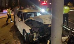 Kütahya’da otomobil elektrik direğine çarptı: 1 yaralı