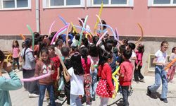 Malatya’da okul okul gezip öğrencileri eğlendiriyorlar