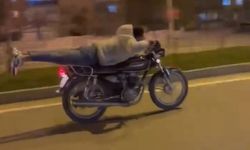 Motosikletle akrobatik hareketler yapan kişiler, kendilerini takip eden polisleri de çekerek sosyal medyadan paylaştılar