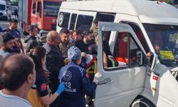 Sakarya’da otomobil ile minibüs kafa kafaya çarpıştı: 4 yaralı