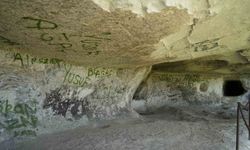 Tarihi İnceğiz Mağaralarının duvarlarına sprey boyayla zarar verildi, vatandaşlar önlem alınmasını istedi