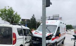 Tokat’ta ambulans ile panelvan araç çarpıştı: 3 yaralı