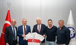 Türk futbolunun unutulmaz isimleri Rektör Levent’i ziyaret etti